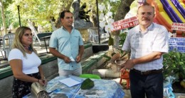 Kaymakam Köken’e gelen çiçekler öğrencilere yardım amaçlı satışa sunuldu