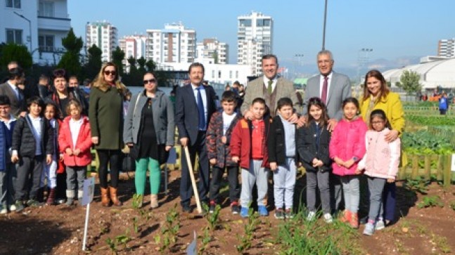 Çocuk Hobi Bahçeleri Meyvelerini Vermeye Başladı