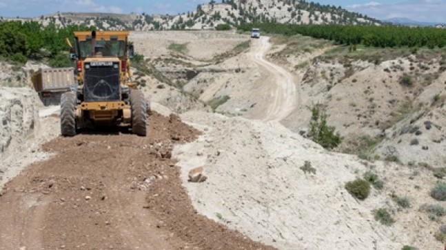 BÜYÜKŞEHİR, MUT’TA TARIMSAL ÜRETİMİN “YOLUNU” AÇTI