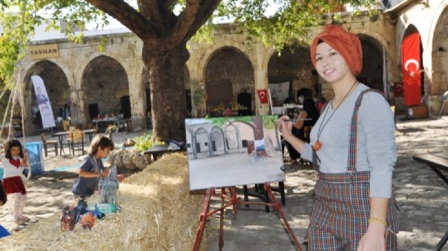 Gülcan’dan Taşhan’da Resim Sergisi