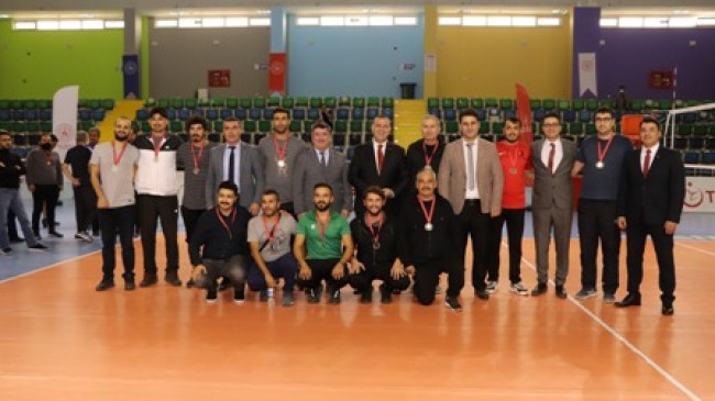 Mut İlçe Milli Eğitim Müdürlüğü Voleybol Takımı Mersin’de İkinci Oldu