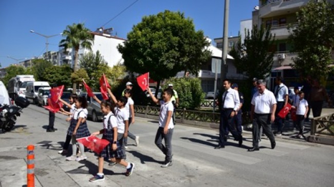 YAYA GEÇİDİNDE HAYATA SAYGI DURUŞU