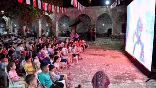 Taşhan’da çocuklara açık hava film etkinliği