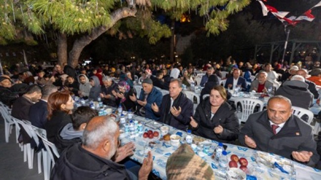 SEÇER MUTLULARLA İFTAR YAPTI