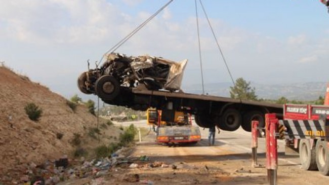 Mut’ta lojistik kamyonu devrildi: 1 ölü