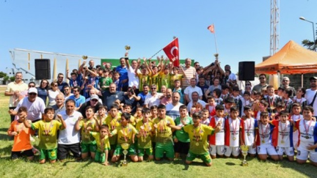 ÇOCUK FUTBOL ŞENLİĞİ’NDE GELECEĞİN YILDIZLARI BOY GÖSTERDİ