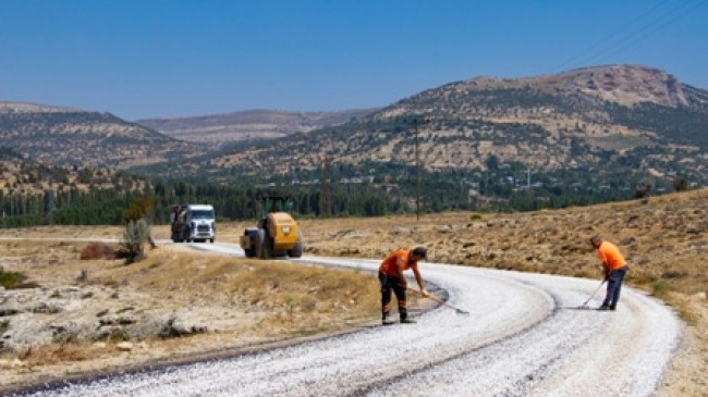 BÜYÜKŞEHİR MUT’TA YOL ÇALIŞMALARINI SÜRDÜRÜYOR