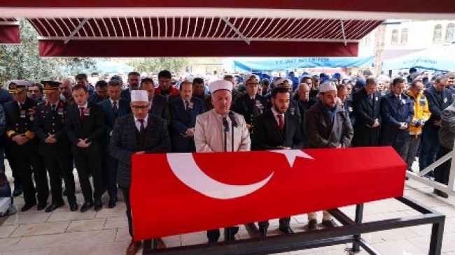 VALİ PEHLİVAN MUT’TA ŞEHİT PİLOT BAYRAM ÇİÇEK’İN CENAZE TÖRENİNE KATILDI