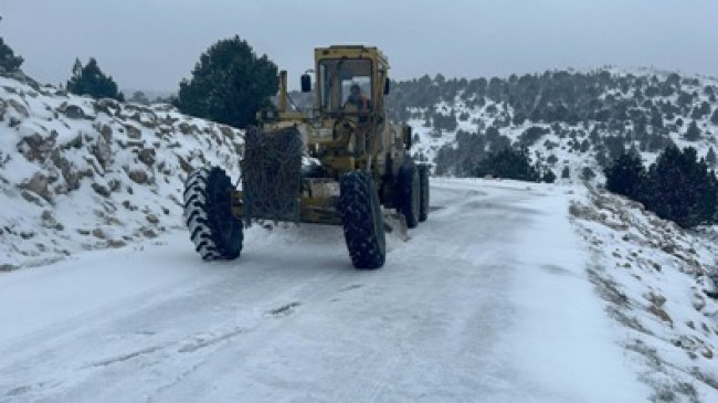 BÜYÜKŞEHİR’İN KAR KÜREME TUZLAMA VE YOL AÇMA ÇALIŞMALARI SÜRÜYOR