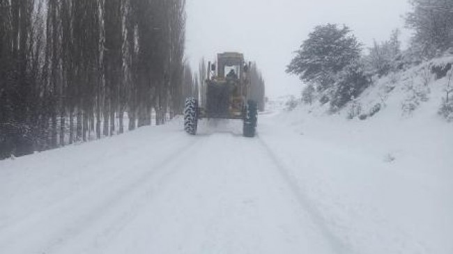 Mut’ta kar ve buzla kaplanan yollar açıldı