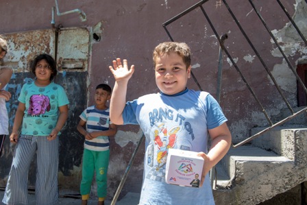 BU BAYRAM COCUKLAR EVDE, BUYUKSEHIR EKIPLERI ELLERINDE SEKERLERLE KAPIDA, (6)