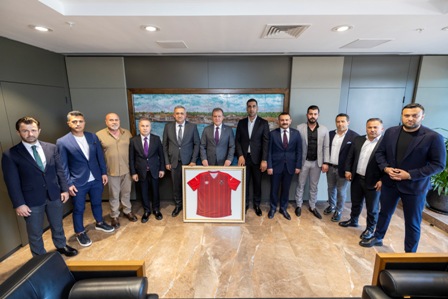YENI MERSIN IDMAN YURDU’NUN YENI KULUP BASKANI OZDEMIR VE YONETIM KURULU UYELERINDEN BASKAN SECER’E ZIYARET (2)