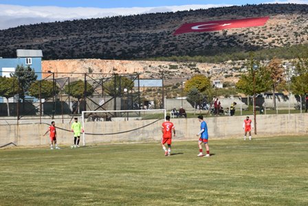 10 KİŞİ KALAN MUT İDMAN YURDU ZORLU MÜCADELEYİ KAZANDI