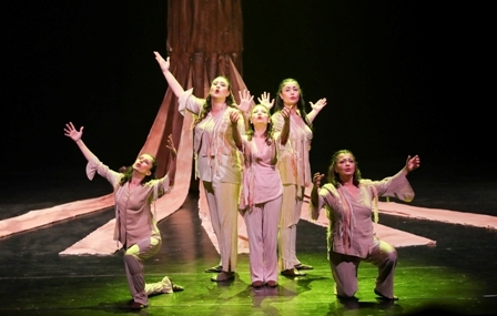 ‘BEN ANADOLU’ PERDELERİNİ EMEKLİ EVİ ÜYELERİNE AÇTI